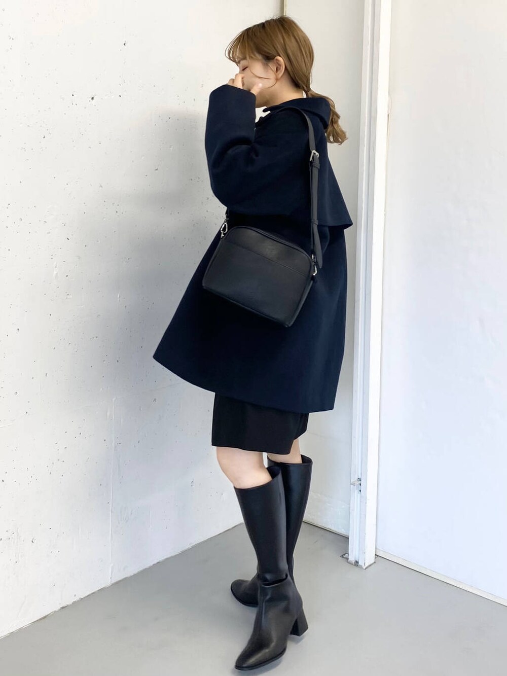 ブラック系のショルダーバッグ、ベージュ系のニット/セーター、ブラック系のその他パンツを着用したレディースの冬コーディネートの5枚目の写真