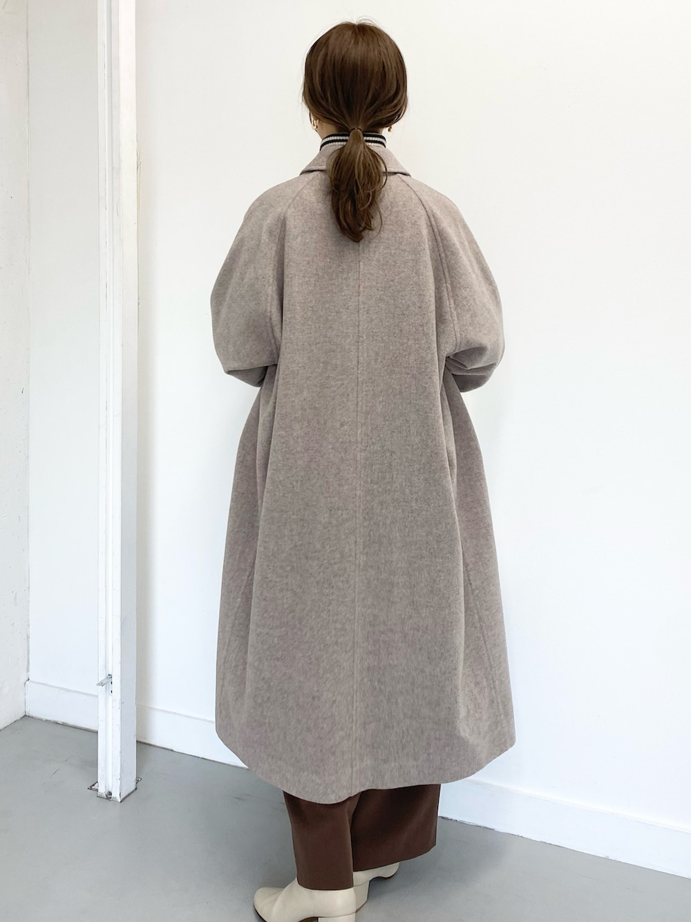 ホワイト系のブーツ、ブラウン系のその他パンツ、その他のニット/セーターを着用したレディースの冬コーディネートの5枚目の写真