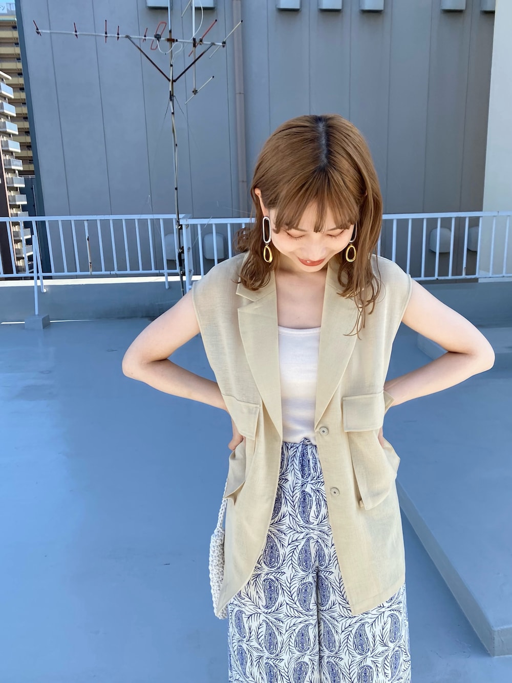 ベージュ系のベスト、ホワイト系のハンドバッグ、その他のその他パンツを着用したレディースの春コーディネートの3枚目の写真