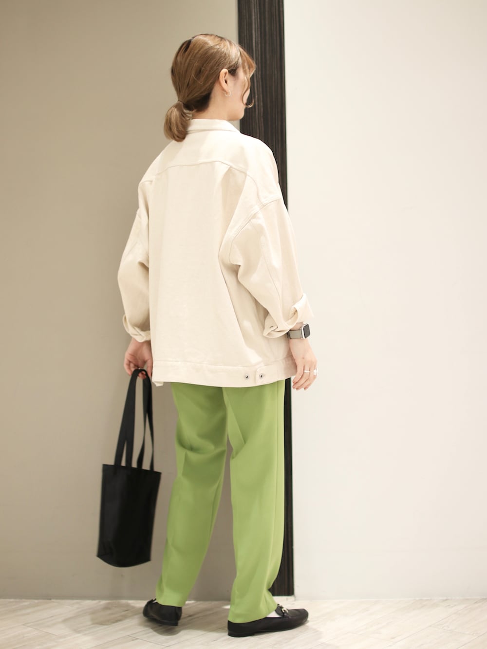 グリーン系のその他パンツ、ブラック系のローファー、ブラック系のトートバッグを着用したレディースの冬コーディネートの4枚目の写真