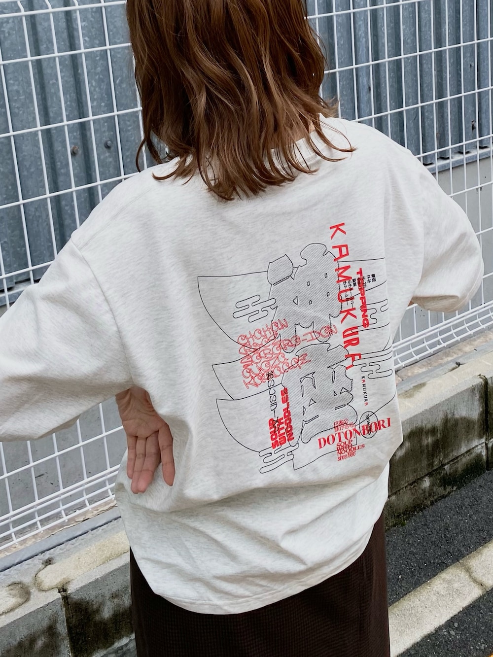 ブラウン系のスカート、ホワイト系のTシャツ/カットソーを着用したレディースの夏コーディネートの4枚目の写真