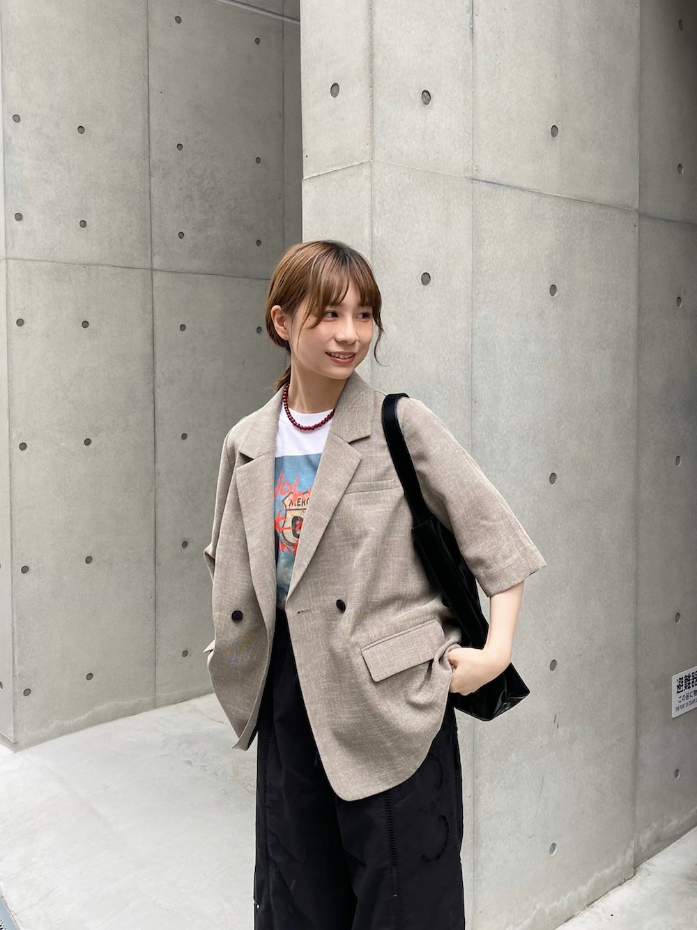 ホワイト系のTシャツ/カットソー、ベージュ系のその他アウター、ブラック系のその他パンツを着用したレディースの秋コーディネートの2枚目の写真