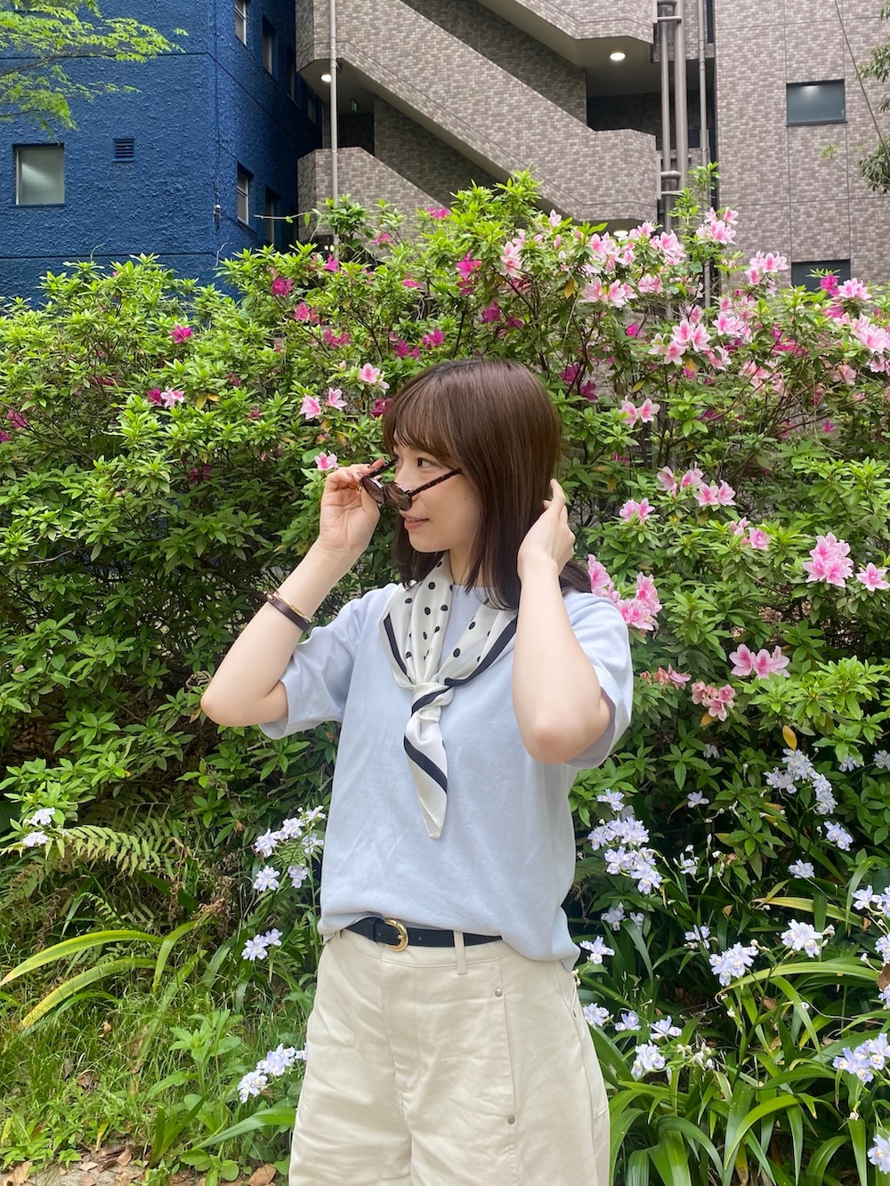 ブルー系のTシャツ/カットソー、ホワイト系のその他パンツ、ホワイト系のハットを着用したレディースの春コーディネートの3枚目の写真