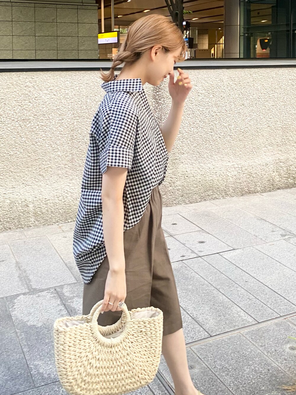 グリーン系のその他パンツ、その他のシャツ/ブラウス、ホワイト系のハンドバッグを着用したレディースの夏コーディネートの2枚目の写真