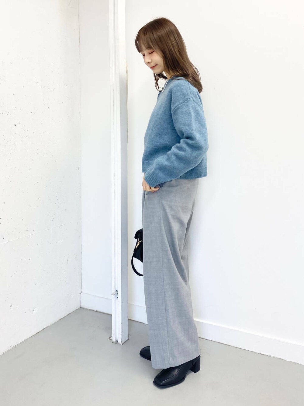 ブラック系のショルダーバッグ、グレー系のその他パンツ、ブラック系のブーツを着用したレディースの冬コーディネートの3枚目の写真