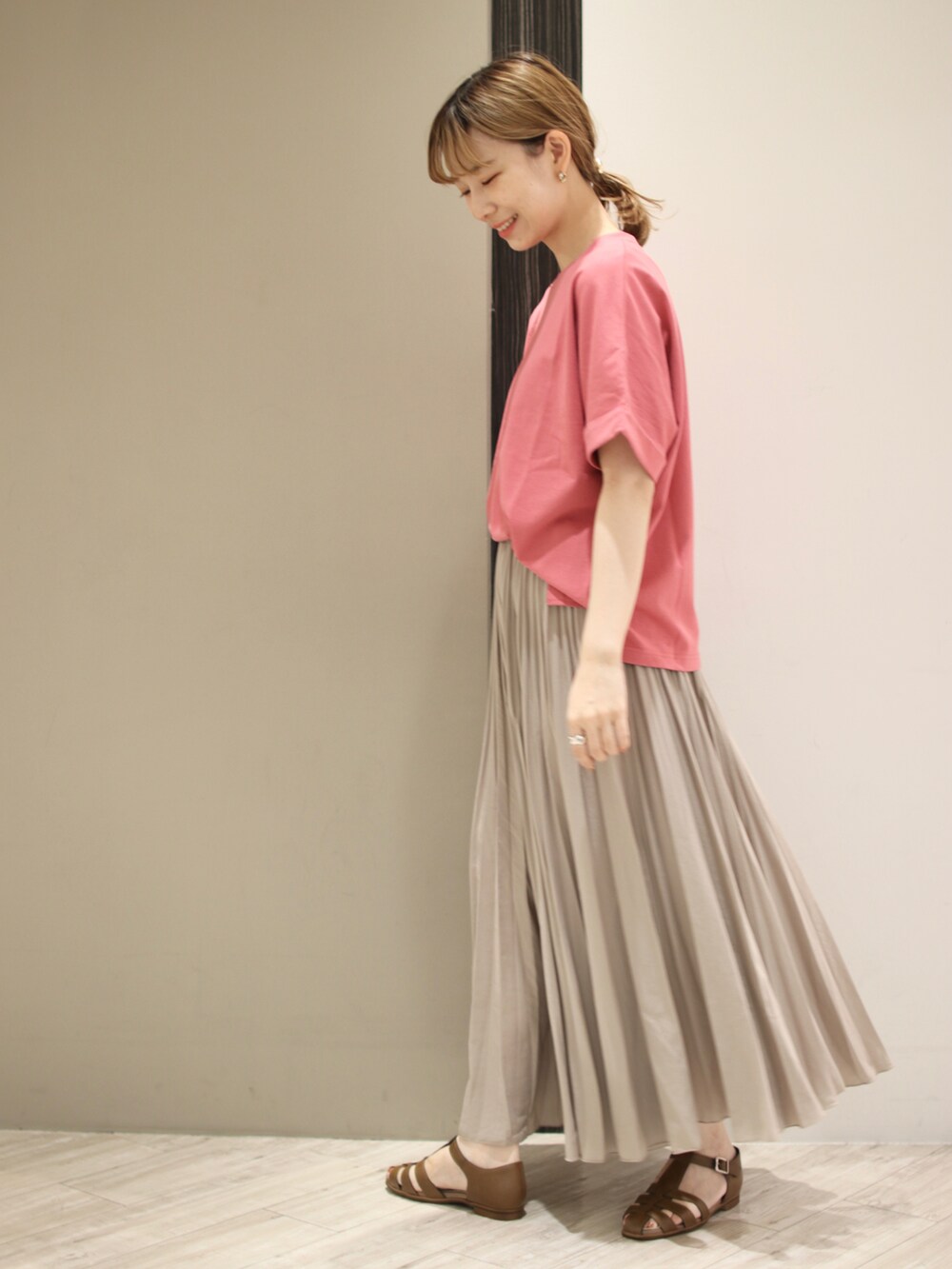 イエロー系のサンダル、ピンク系のTシャツ/カットソー、イエロー系のトートバッグを着用したレディースの夏コーディネートの3枚目の写真