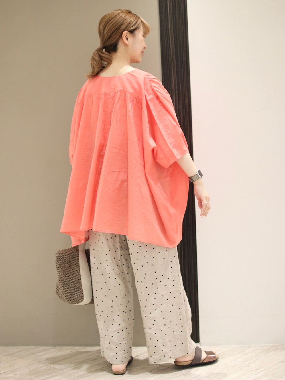 ピンク系のシャツ/ブラウス、ベージュ系のその他パンツ、グレー系のトートバッグを着用したレディースの夏コーディネートの4枚目の写真