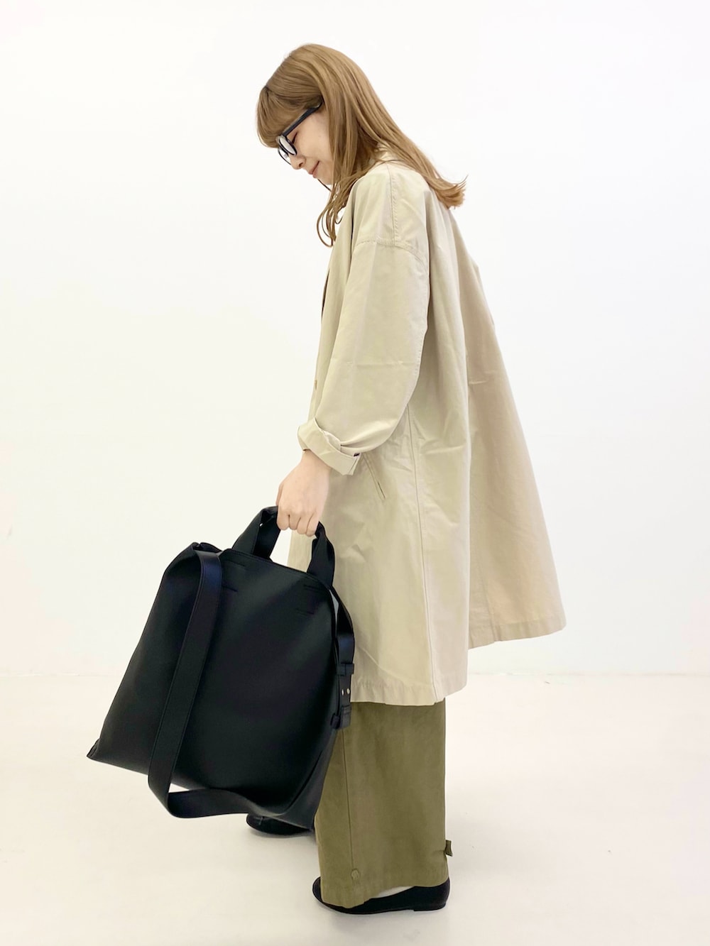 グリーン系のその他パンツ、ブラック系のバレエシューズ、グリーン系のニット/セーターを着用したレディースの春コーディネートの4枚目の写真