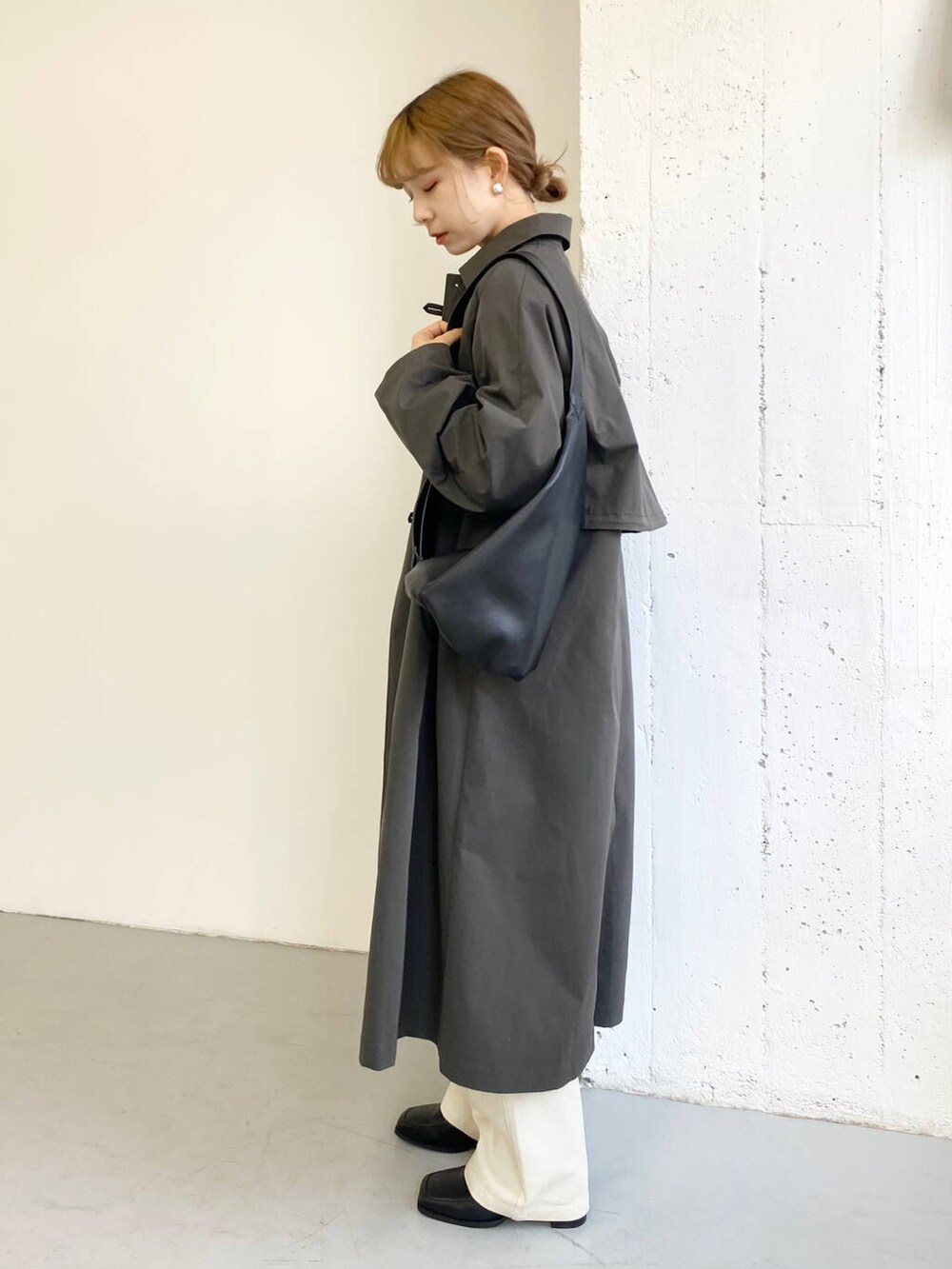 ブルー系のシャツ/ブラウス、ブラック系のブーツ、ブラック系のショルダーバッグを着用したレディースの冬コーディネートの8枚目の写真