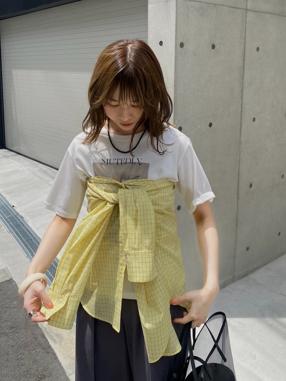 イエロー系のシャツ/ブラウス、ブラック系のかごバッグ、グレー系のその他パンツを着用したレディースの夏コーディネートの4枚目の写真