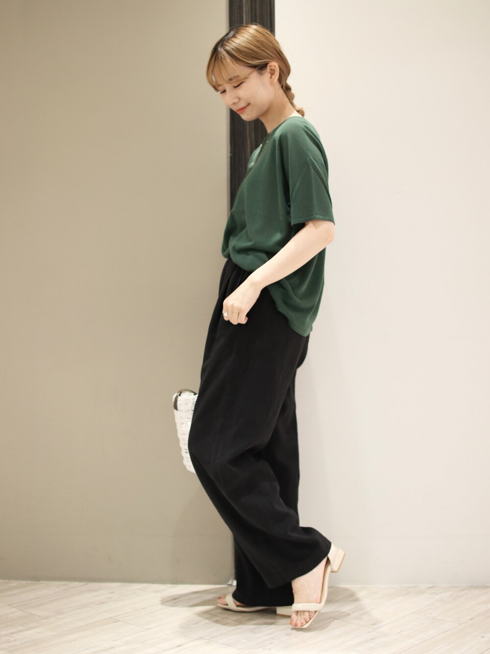 ホワイト系のかごバッグ、ブラック系のその他パンツ、グリーン系のTシャツ/カットソーを着用したレディースの夏コーディネートの2枚目の写真