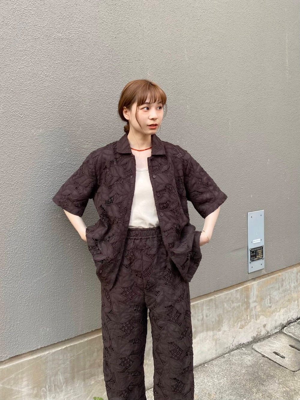 ベージュ系のタンクトップ、ホワイト系のサンダル、ブラウン系のその他パンツを着用したレディースの夏コーディネートの5枚目の写真