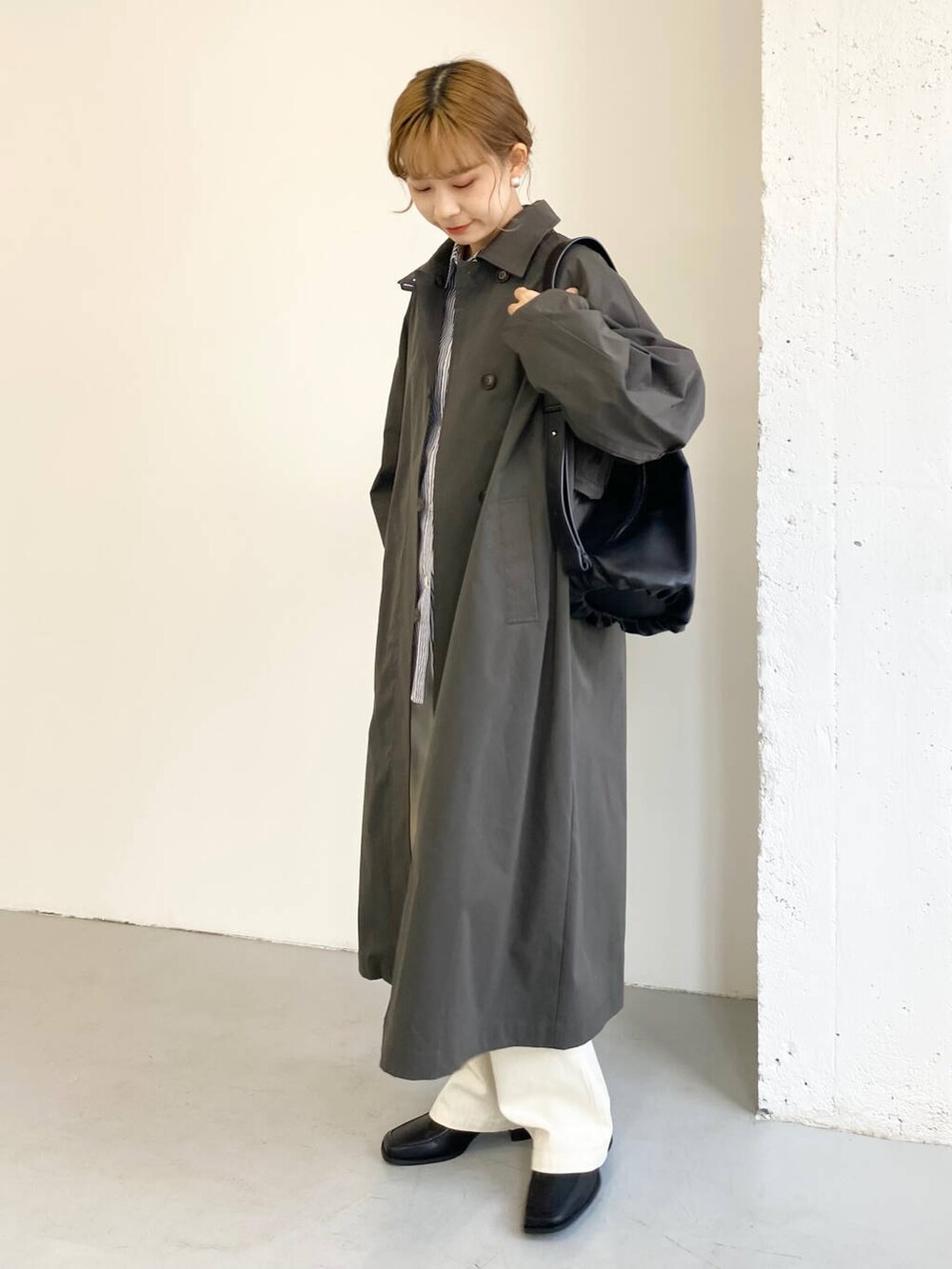 ブルー系のシャツ/ブラウス、ブラック系のブーツ、ブラック系のショルダーバッグを着用したレディースの冬コーディネートの6枚目の写真