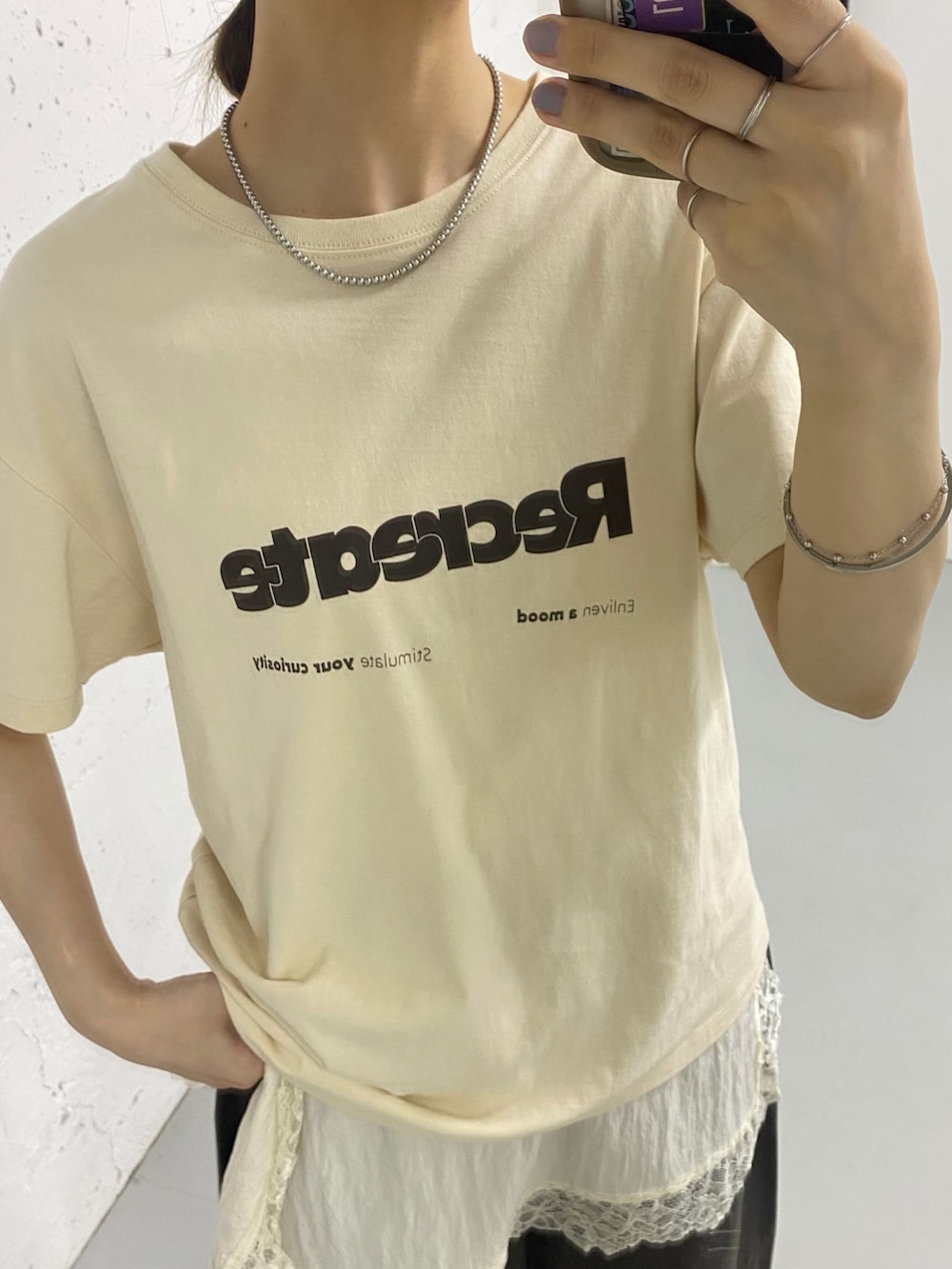 ブラック系のサンダル、ホワイト系のTシャツ/カットソー、ホワイト系のキャミソールを着用したレディースの夏コーディネートの2枚目の写真
