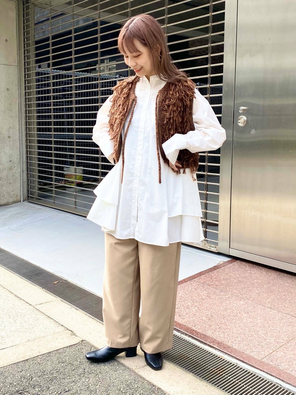 ブラック系のブーツ、ベージュ系のその他パンツ、ブラウン系のベストを着用したレディースの夏コーディネートの2枚目の写真