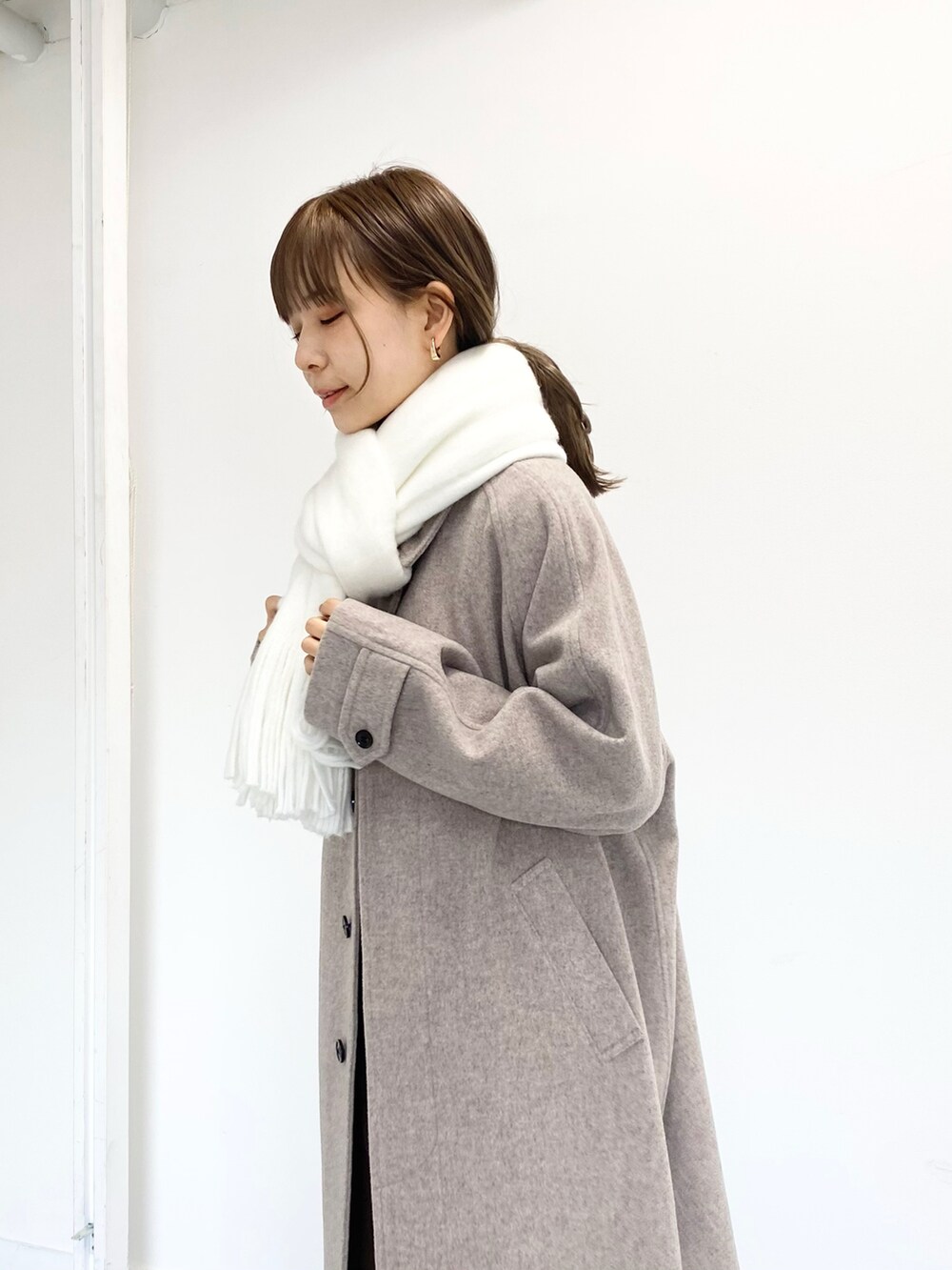 ホワイト系のブーツ、ブラウン系のその他パンツ、その他のニット/セーターを着用したレディースの冬コーディネートの2枚目の写真