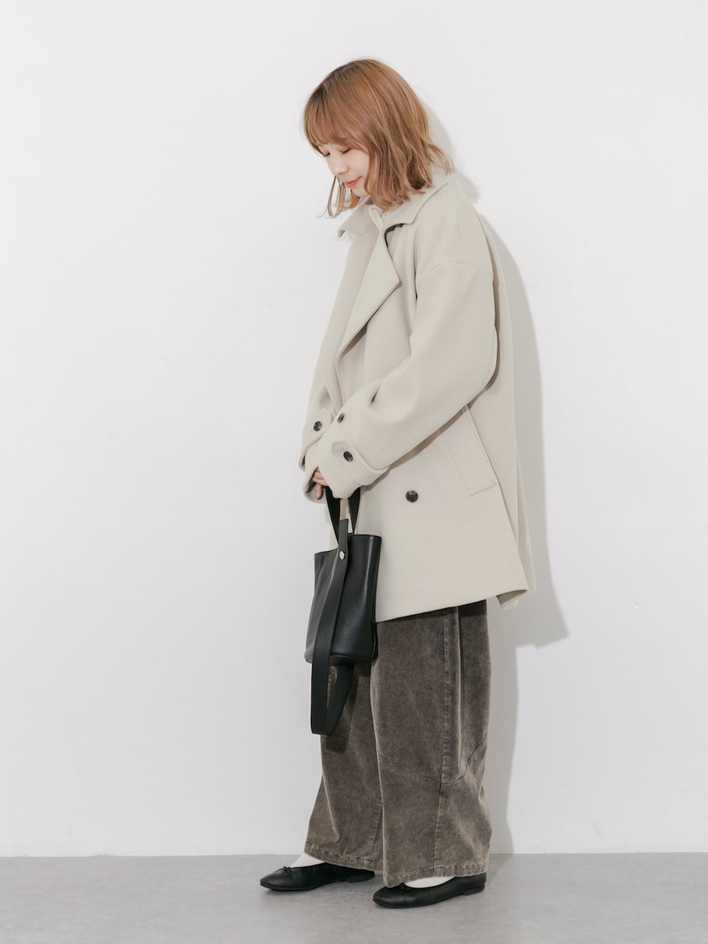 ホワイト系のシャツ/ブラウス、ブラウン系のその他パンツ、ベージュ系のその他アウターを着用したレディースの秋コーディネートの4枚目の写真