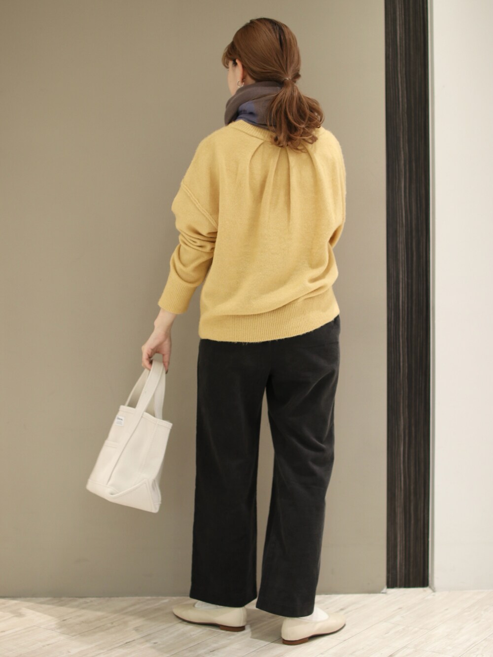 「イエロー、マフラー、コーデュロイパンツ、トートバッグ、カラーニット、orcival、URBAN RESEARCH DOORS、ニット、冬コーデ、チェックストール、大人カジュアル、休日スタイル、きれいめカジュアル、ワイドパンツ、フラットシューズ」｜「ORCIVALのメルトントートバッグ S（その他、ベージュ系）」を使った、anzuさん（レディース・158cm）の秋コーディネートの4枚目の写真