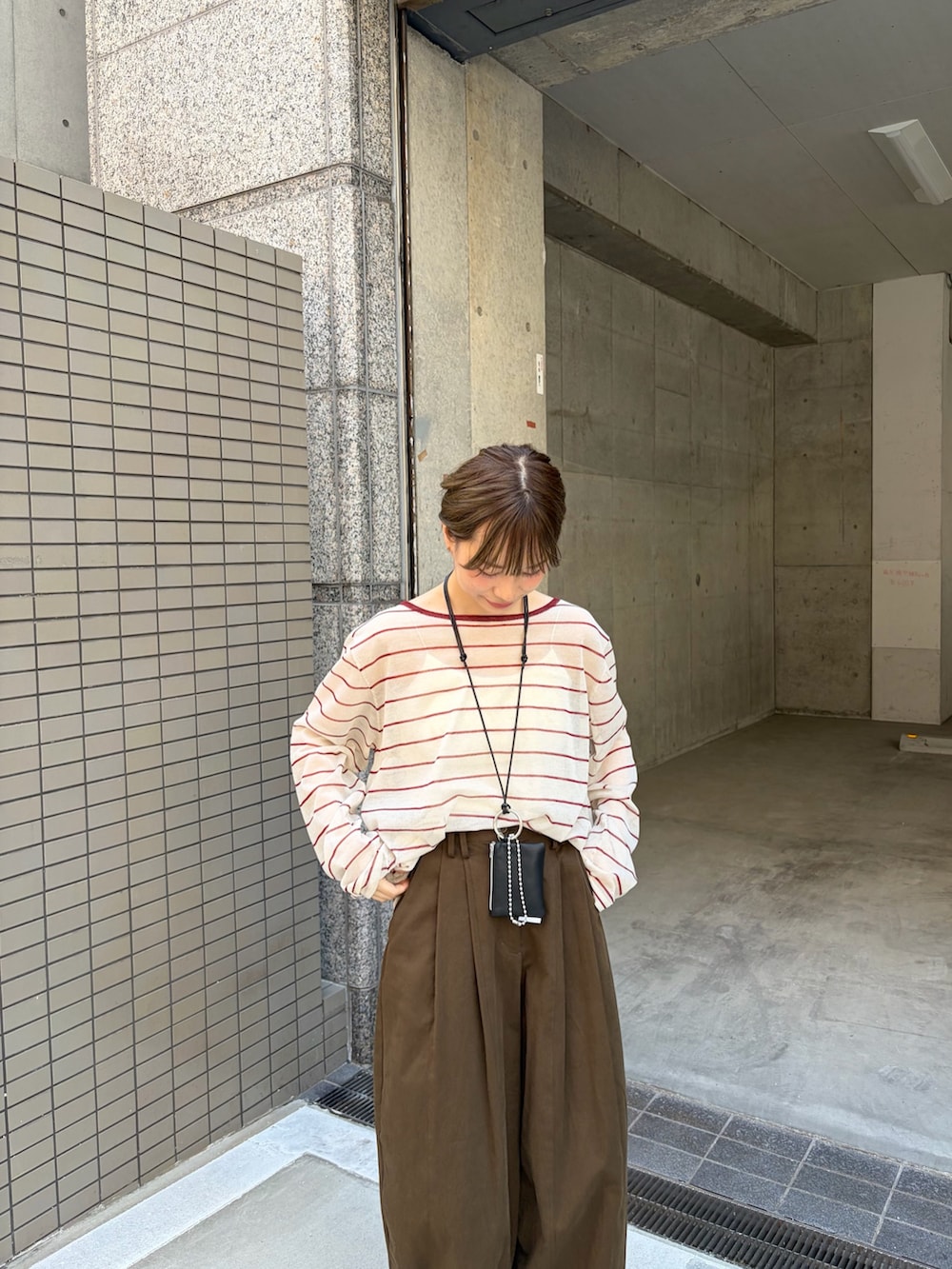 ブラウン系のその他パンツ、ベージュ系のニット/セーター、ブラック系のローファーを着用したレディースの秋コーディネートの4枚目の写真