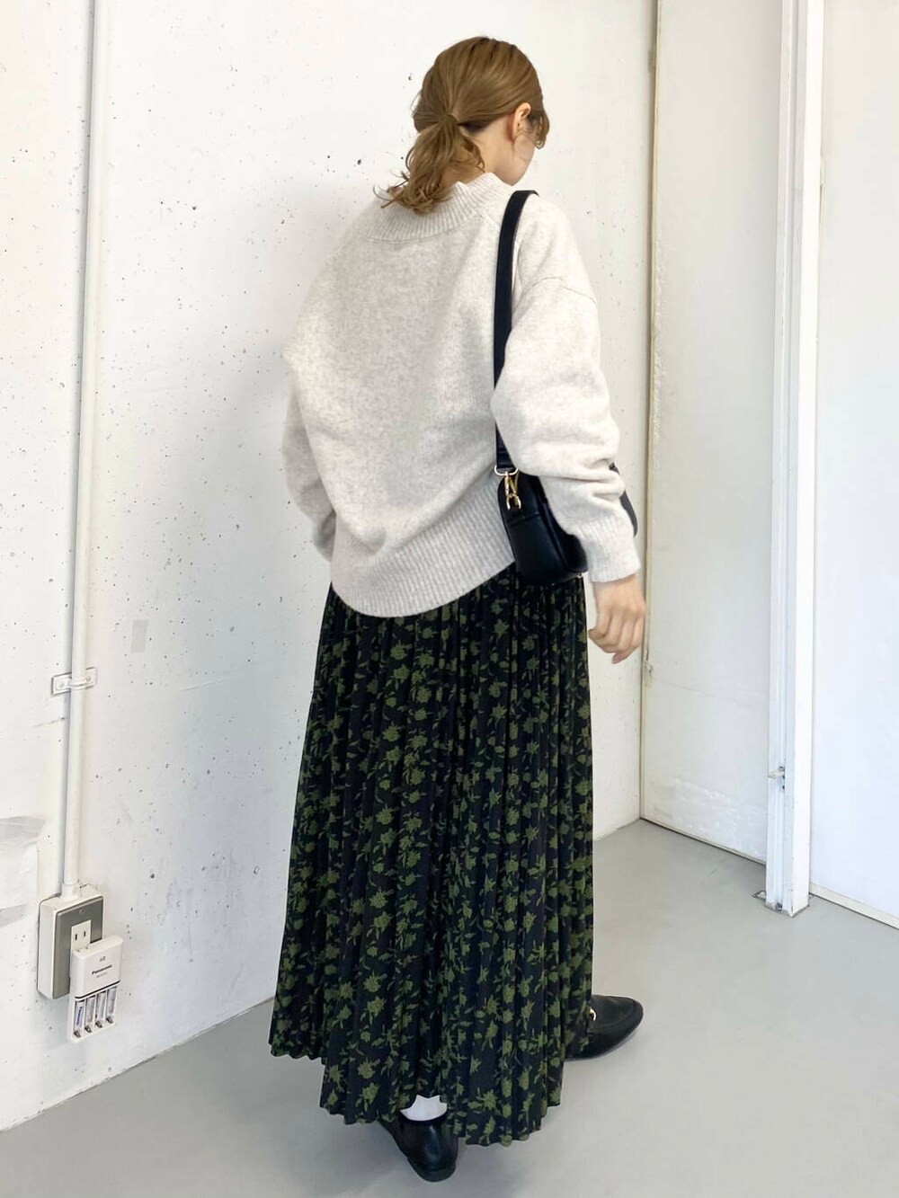 ブラック系のローファー、ブラック系のローファー、ブラック系のショルダーバッグを着用したレディースの冬コーディネートの5枚目の写真