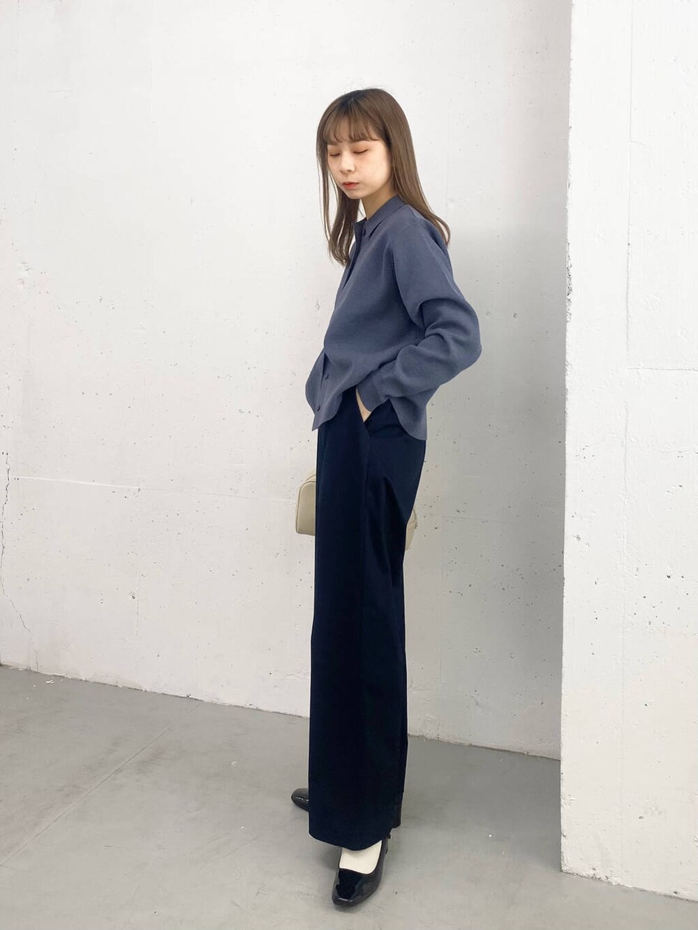 ホワイト系のボストンバッグ、ブルー系のその他パンツ、ブルー系のカーディガン/ボレロを着用したレディースの冬コーディネートの2枚目の写真