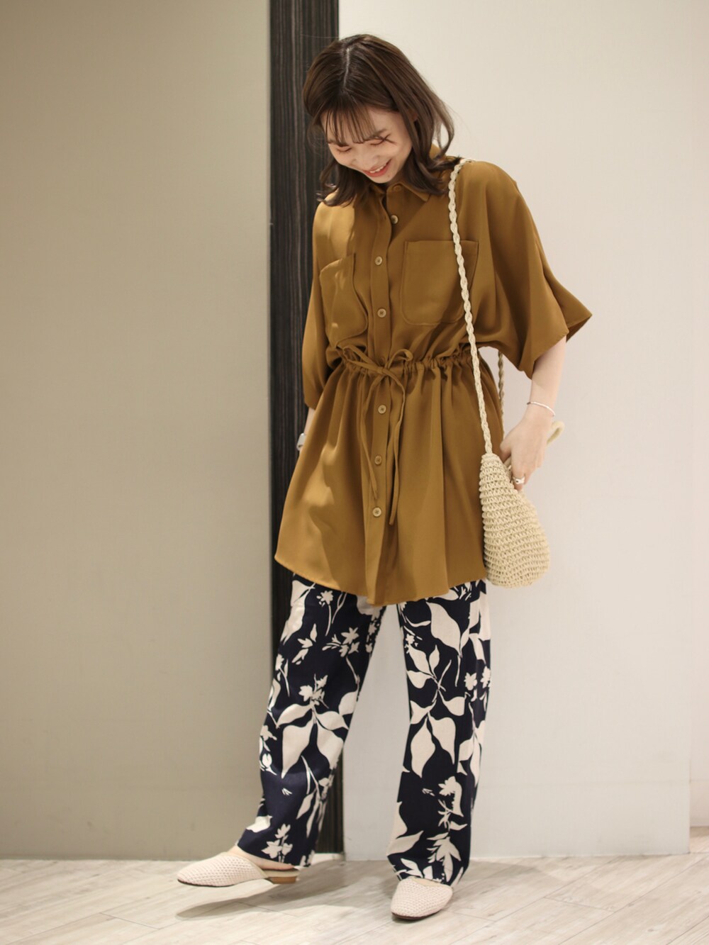 ブルー系のその他パンツ、ホワイト系のサンダル、ブラウン系のシャツ/ブラウスを着用したレディースの春コーディネートの2枚目の写真