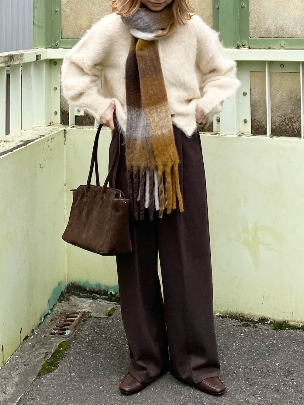 ブラウン系のローファー、ホワイト系のカーディガン/ボレロ、ブラウン系のその他パンツを着用したレディースの冬コーディネートの6枚目の写真