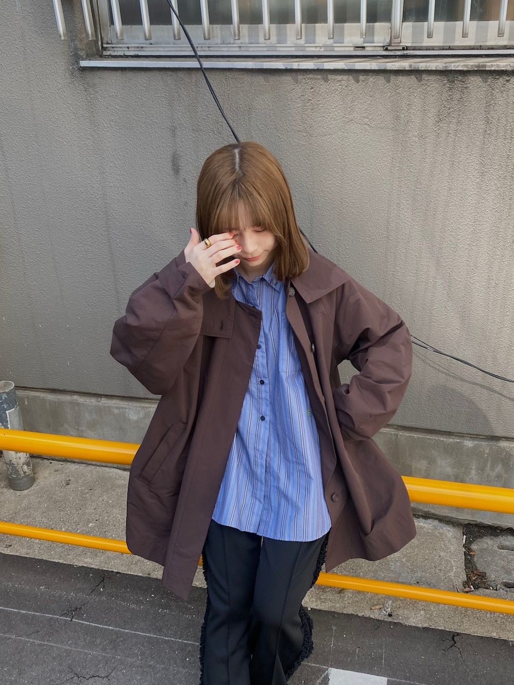 その他のシャツ/ブラウス、ブラウン系のその他アウター、ブラック系のその他パンツを着用したレディースの春コーディネートの2枚目の写真