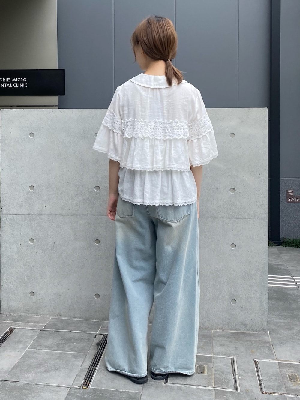 ブルー系のデニムパンツ、ホワイト系のシャツ/ブラウスを着用したレディースの夏コーディネートの5枚目の写真