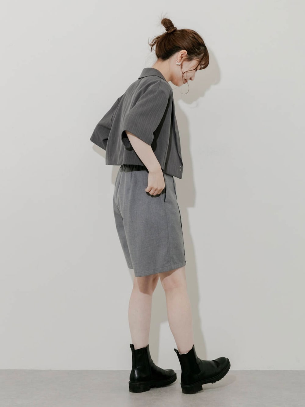 グレー系のその他パンツ、ホワイト系のタンクトップ、グレー系のその他アウターを着用したレディースの夏コーディネートの3枚目の写真