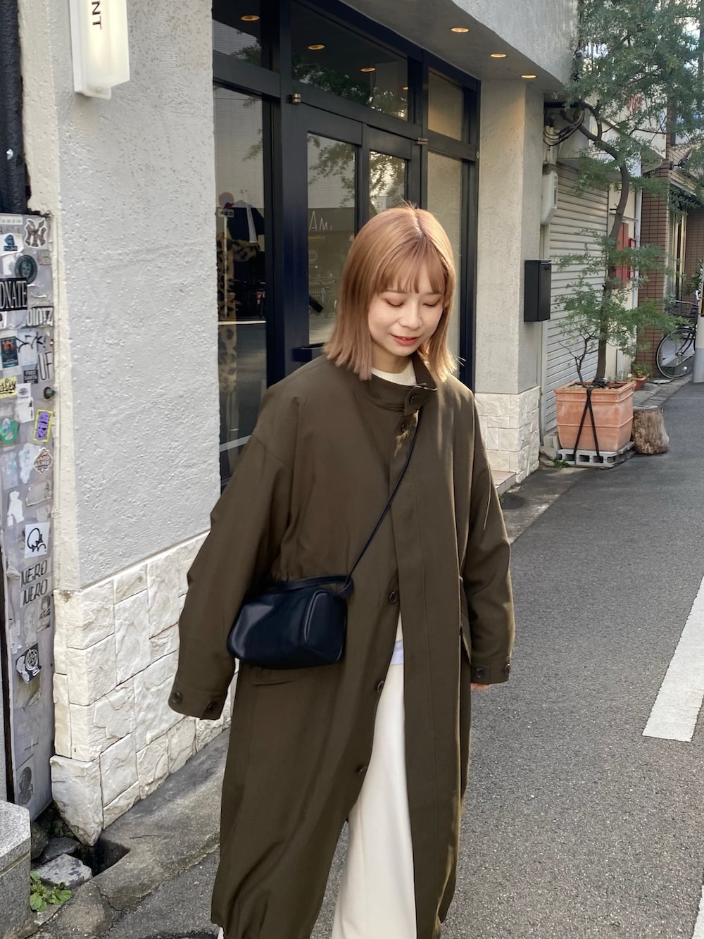 グリーン系のその他アウター、ホワイト系のその他パンツ、ブラック系のパンプスを着用したレディースの冬コーディネートの4枚目の写真