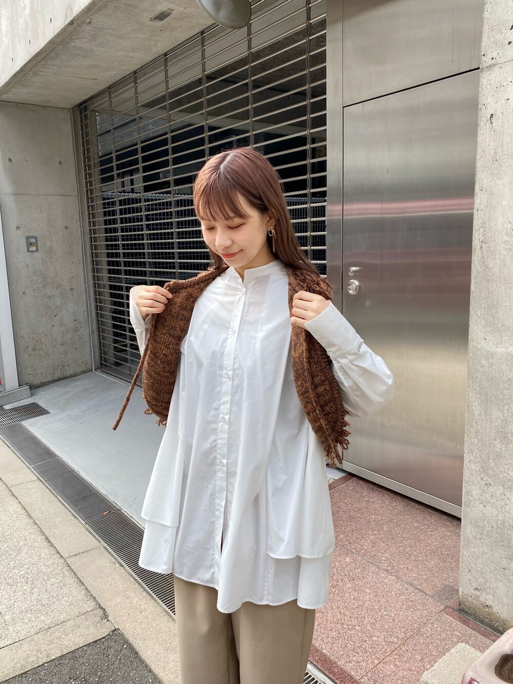 ベージュ系のその他パンツ、ブラック系のブーツ、ホワイト系のワンピースを着用したレディースの秋コーディネートの4枚目の写真