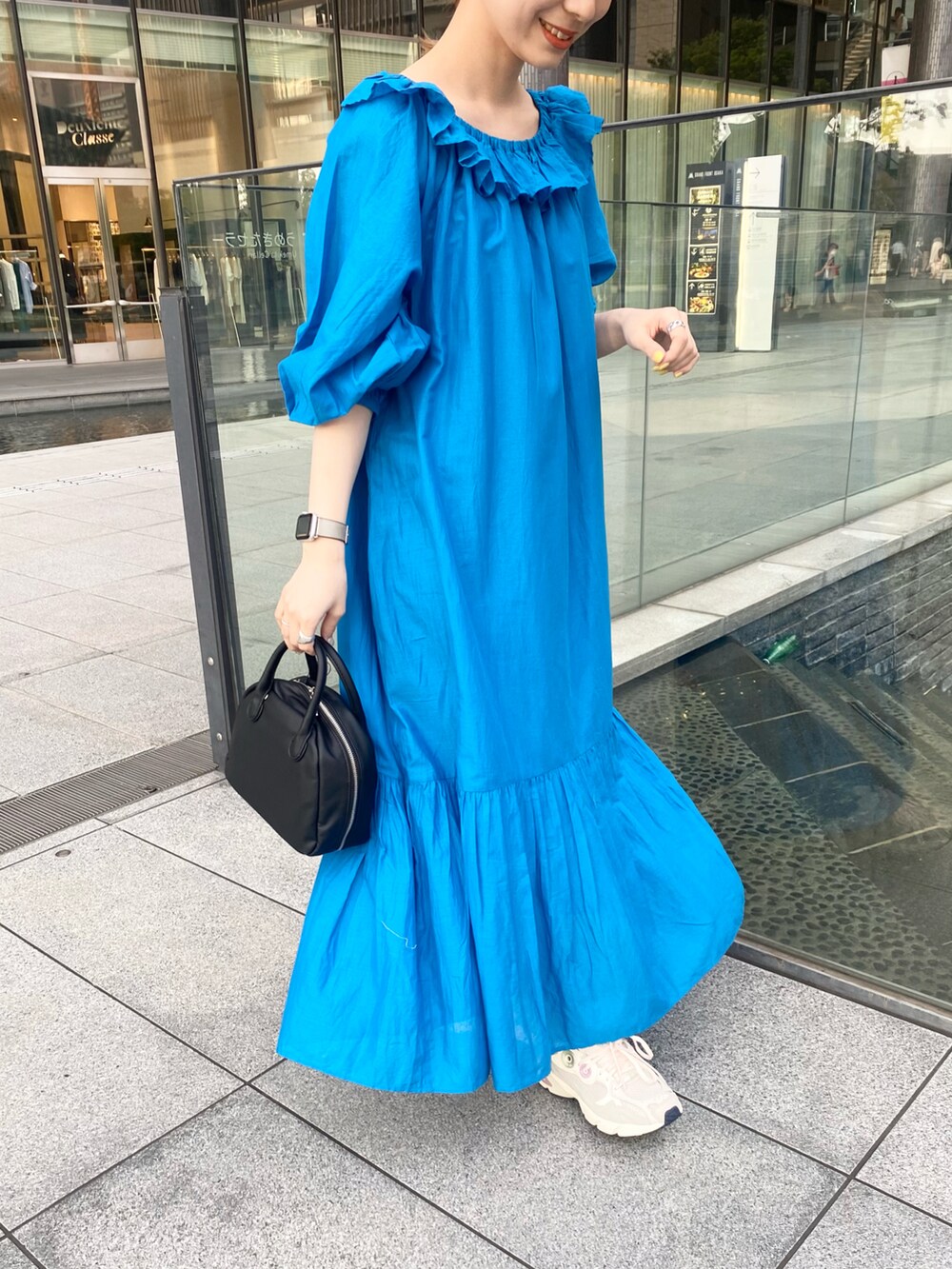 ブルー系のワンピース/ドレス、ブラック系のボストンバッグ、ホワイト系のスニーカーを着用したレディースの夏コーディネートの4枚目の写真