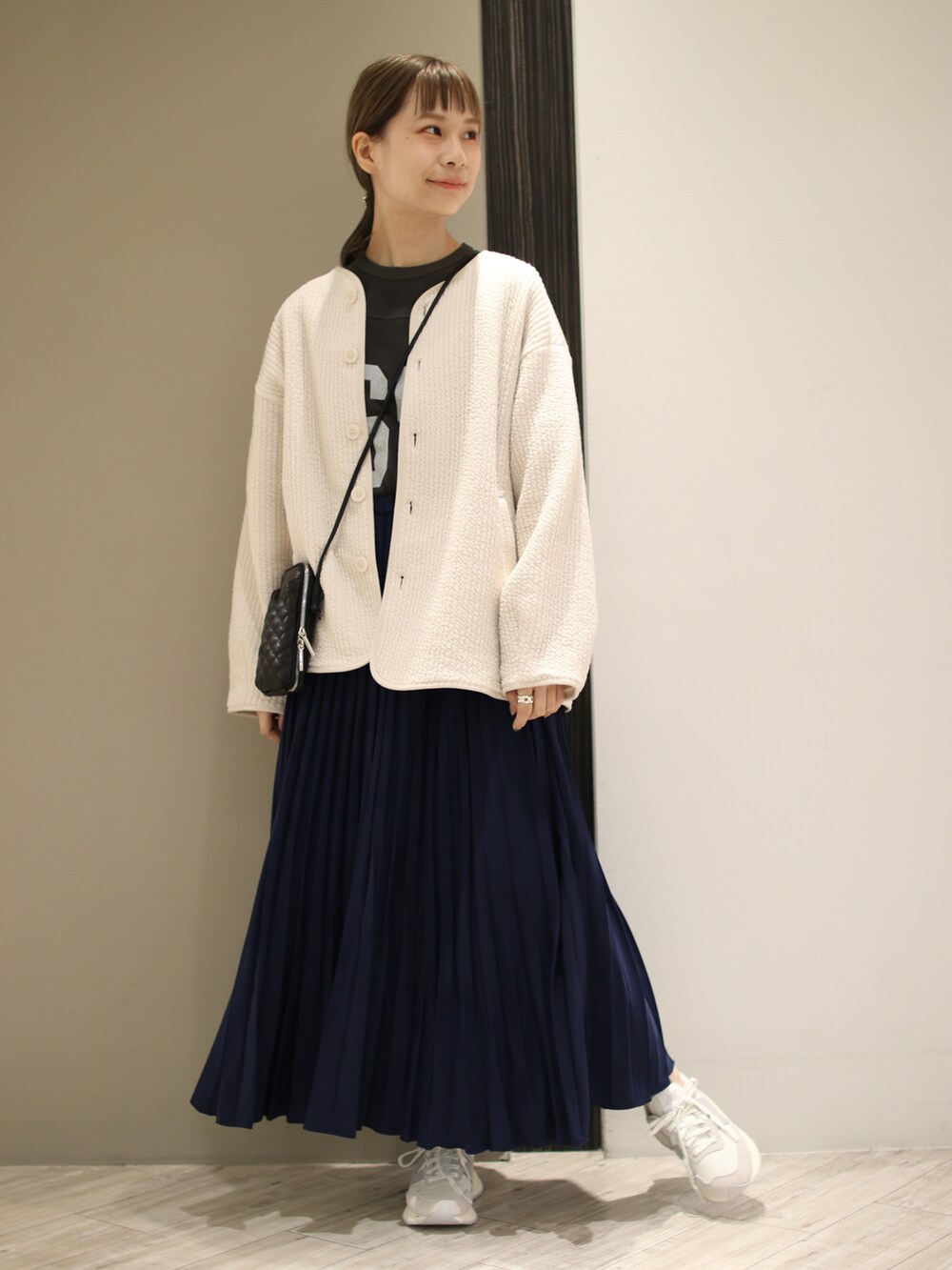 ホワイト系のノーカラージャケット、ブラック系のショルダーバッグ、グレー系のTシャツ/カットソーを着用したレディースの秋コーディネートの4枚目の写真