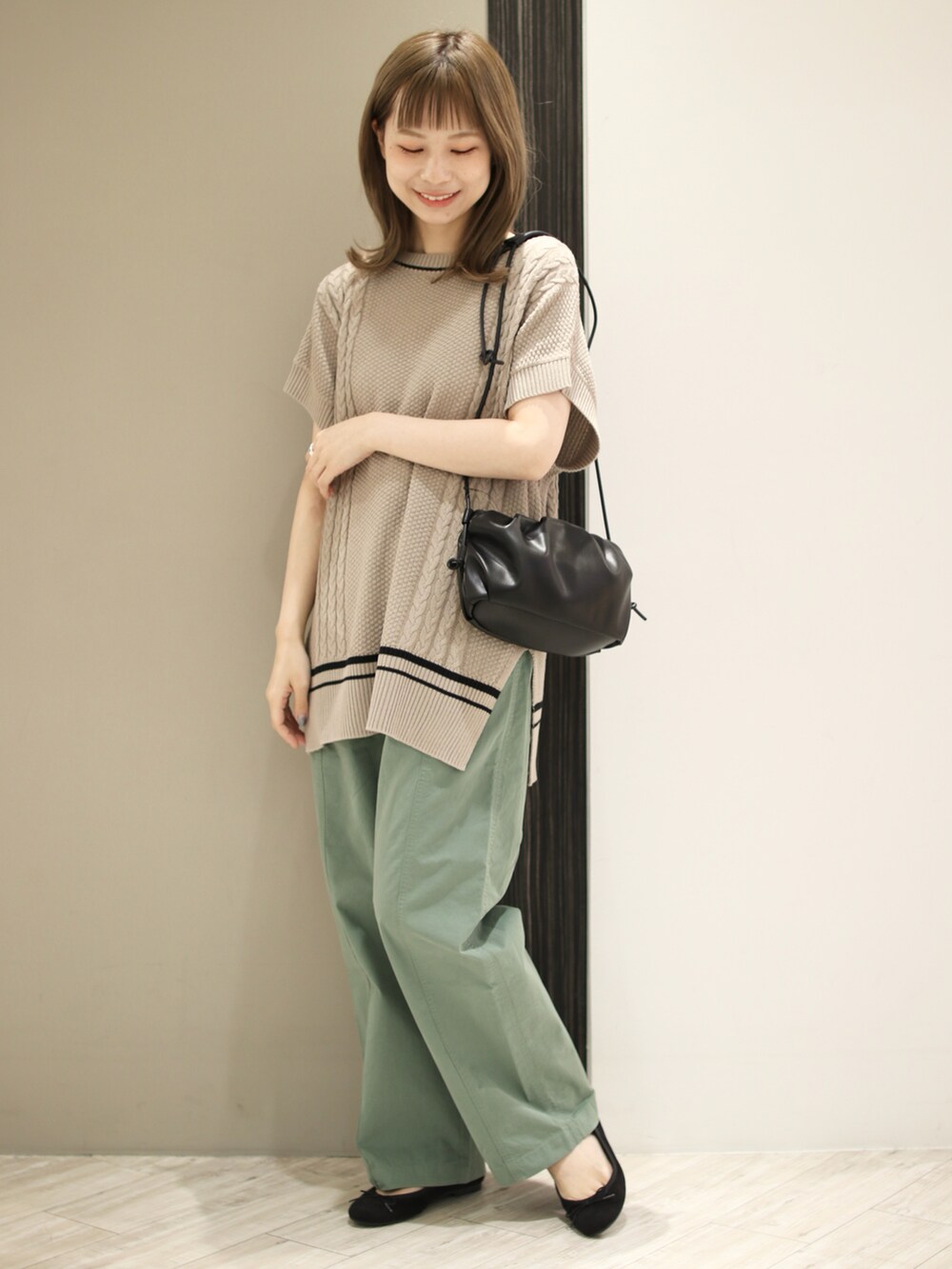 グリーン系のその他パンツ、ブラック系のショルダーバッグ、ブラック系のバレエシューズを着用したレディースの秋コーディネートの2枚目の写真
