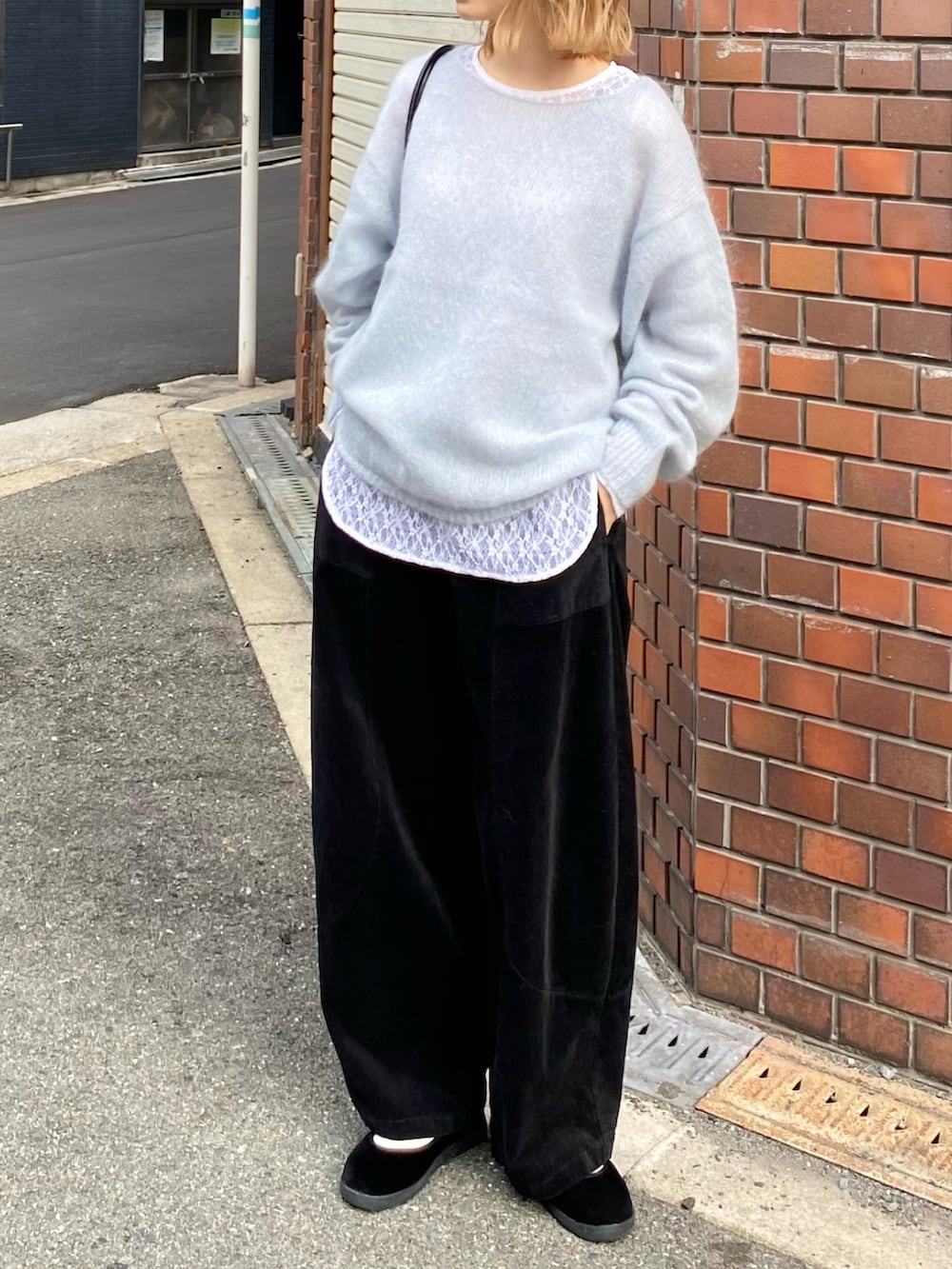 ブラック系のその他シューズ、ブラック系のその他パンツ、ブルー系のニット/セーターを着用したレディースの秋コーディネートの2枚目の写真