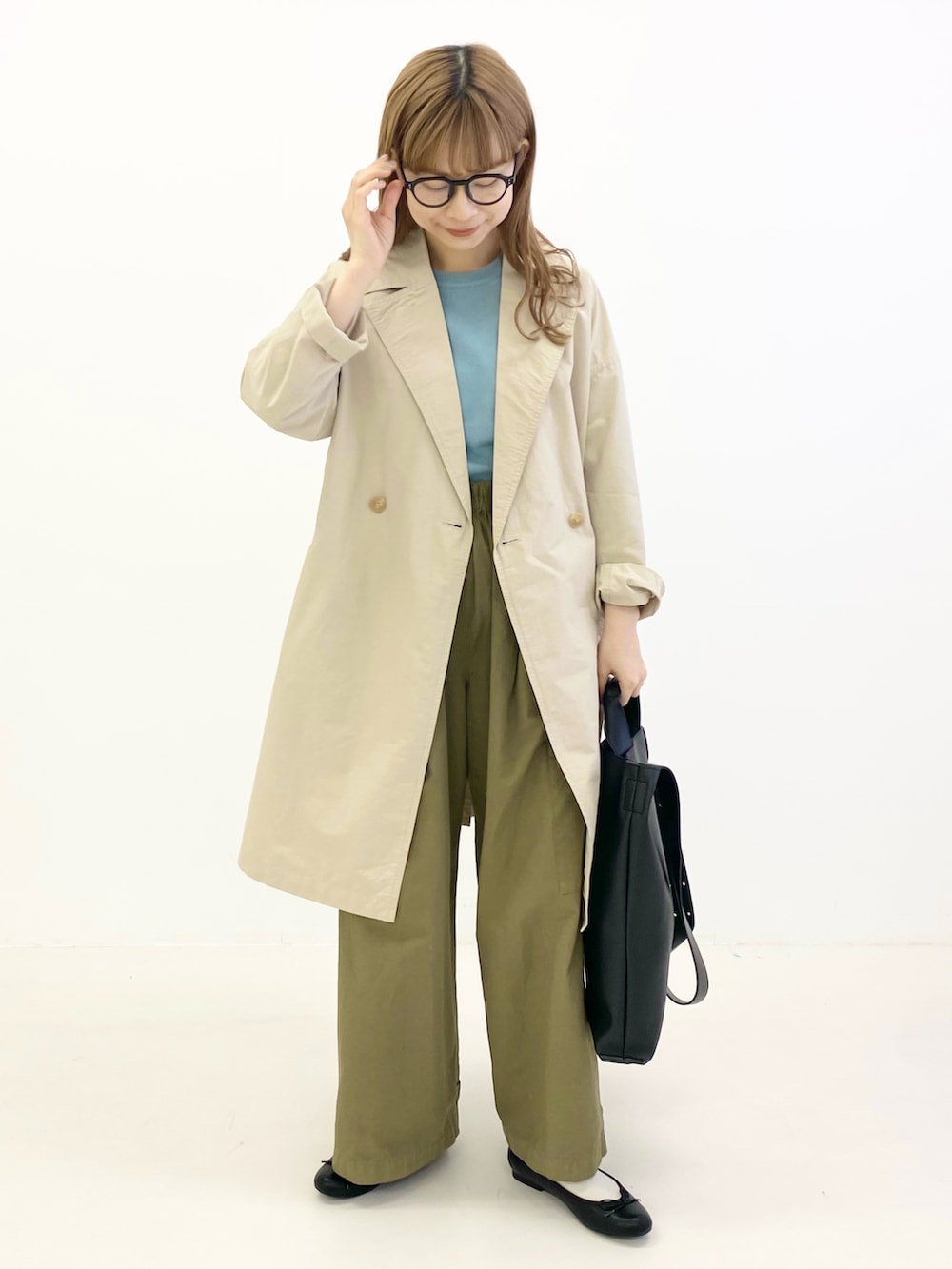 グリーン系のその他パンツ、ブラック系のバレエシューズ、グリーン系のニット/セーターを着用したレディースの春コーディネートの2枚目の写真