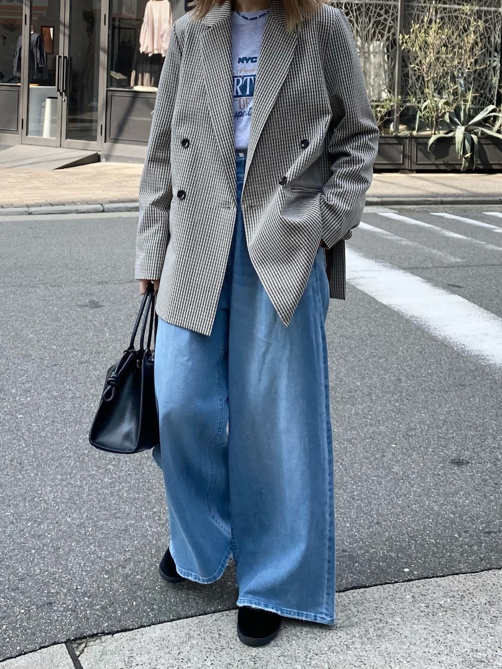 グレー系のTシャツ/カットソー、ベージュ系のテーラードジャケット、ブラック系のその他シューズを着用したレディースの冬コーディネートの4枚目の写真