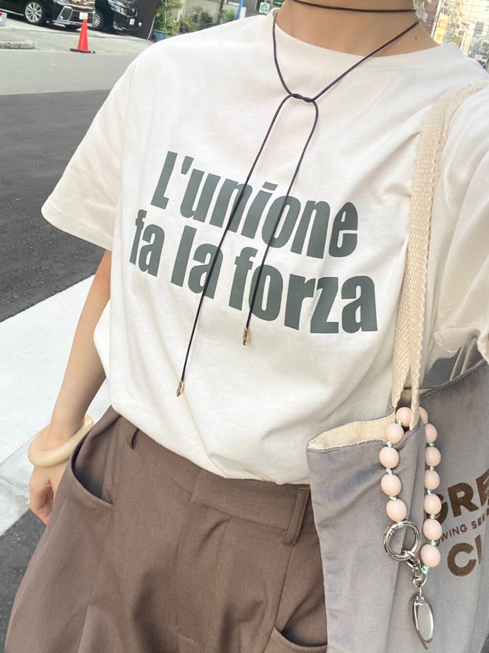 ホワイト系のTシャツ/カットソー、ブラウン系のその他パンツ、ブラック系のネックレスを着用したレディースの夏コーディネートの7枚目の写真