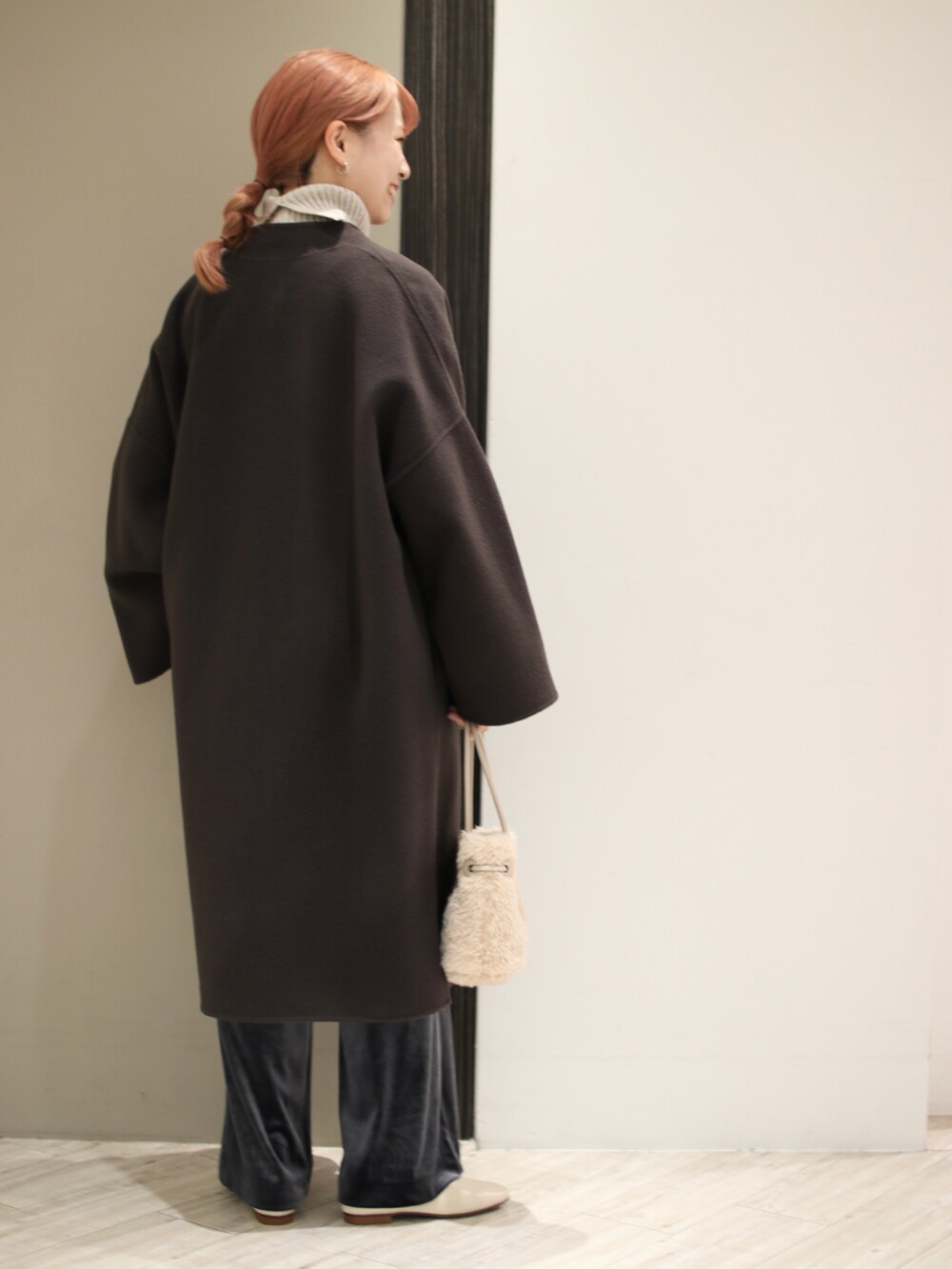 グレー系のその他アウター、ホワイト系のパンプス、グレー系のその他パンツを着用したレディースの冬コーディネートの2枚目の写真