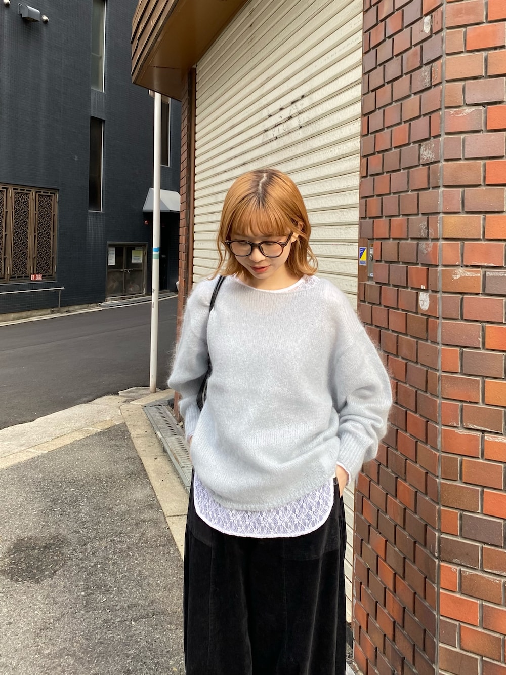 ブラック系のその他シューズ、ブラック系のその他パンツ、ブルー系のニット/セーターを着用したレディースの秋コーディネートの6枚目の写真