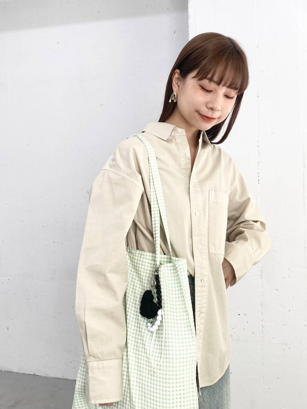 ベージュ系のシャツ/ブラウス、ゴールド系のバレエシューズ、その他のトートバッグを着用したレディースの春コーディネートの4枚目の写真