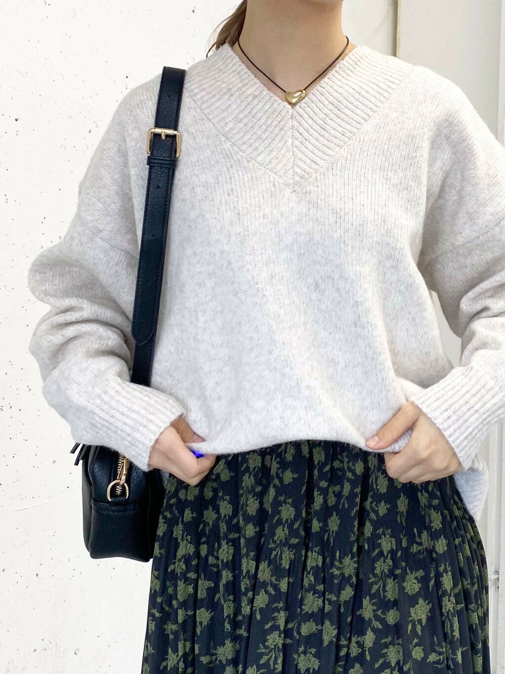 ブラック系のローファー、ブラック系のローファー、ブラック系のショルダーバッグを着用したレディースの冬コーディネートの4枚目の写真