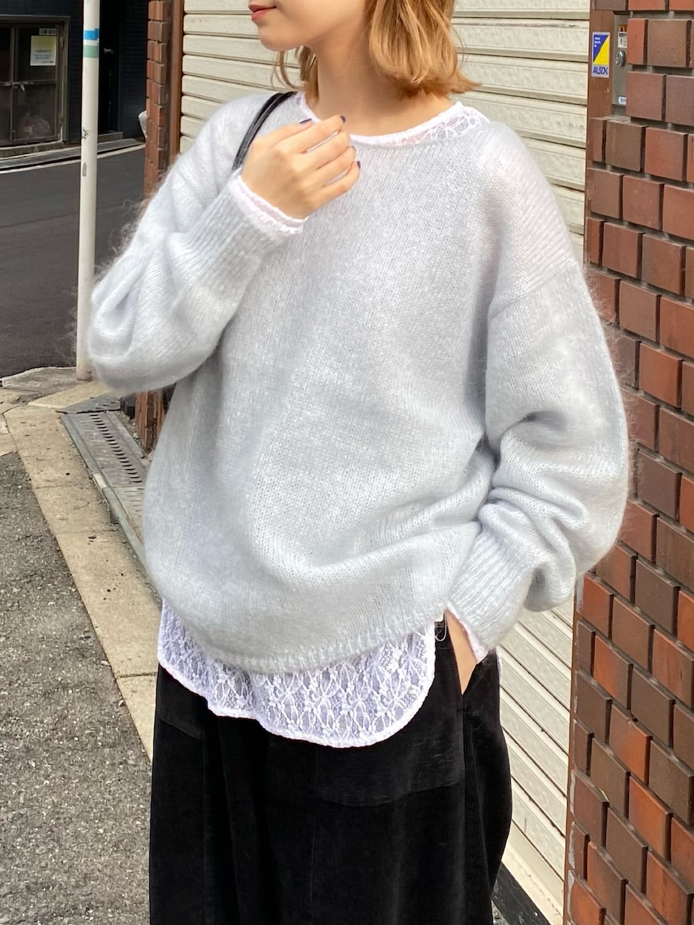 ブラック系のその他シューズ、ブラック系のその他パンツ、ブルー系のニット/セーターを着用したレディースの秋コーディネートの5枚目の写真