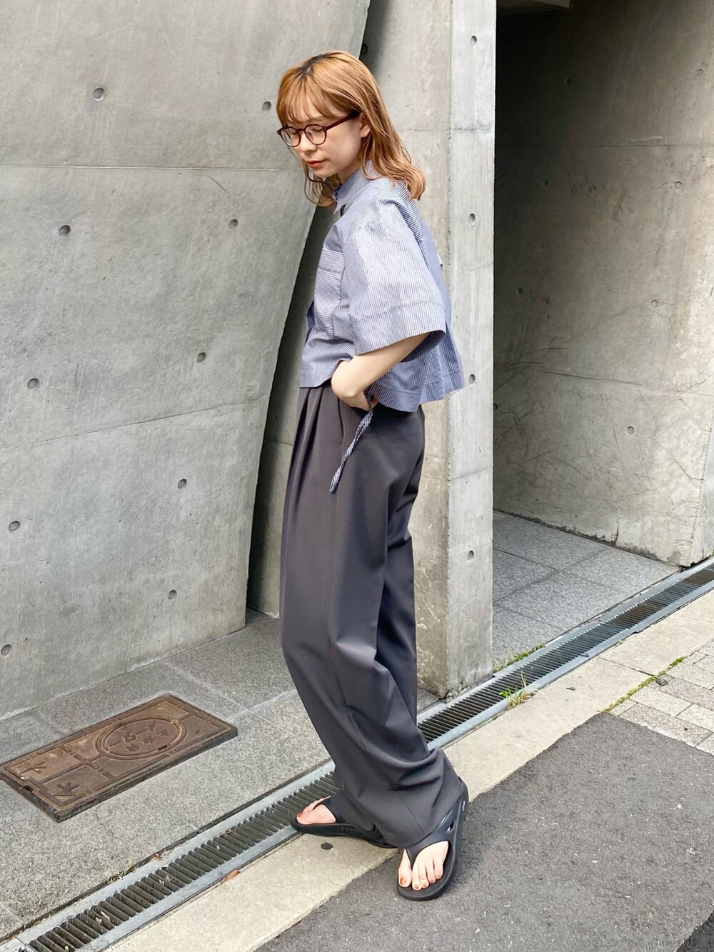 グレー系のその他パンツ、グレー系のシャツ/ブラウス、ブラック系のサンダルを着用したレディースの春コーディネートの3枚目の写真