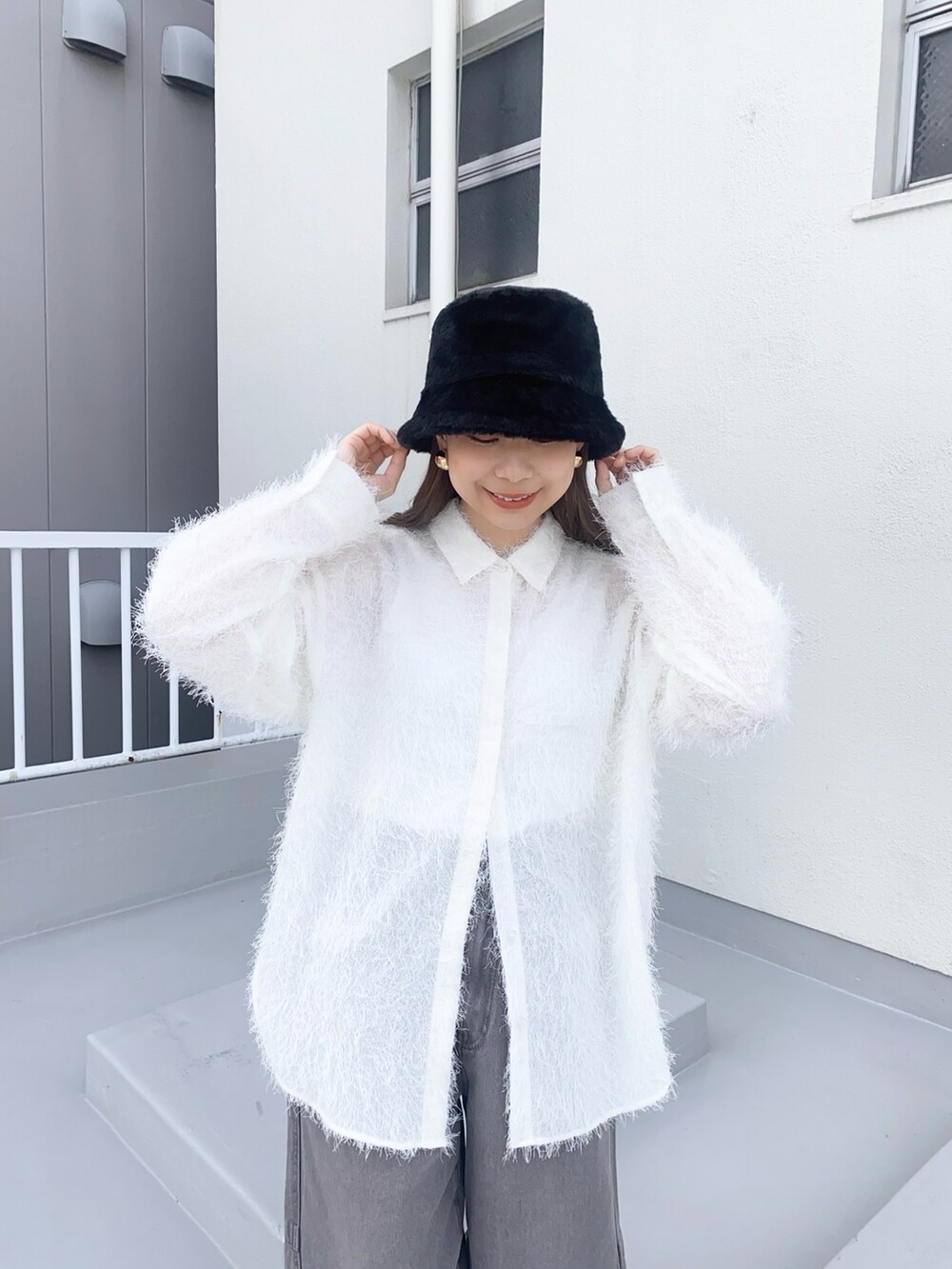グレー系のデニムパンツ、ホワイト系のシャツ/ブラウス、ブラック系のローファーを着用したレディースの秋コーディネートの4枚目の写真