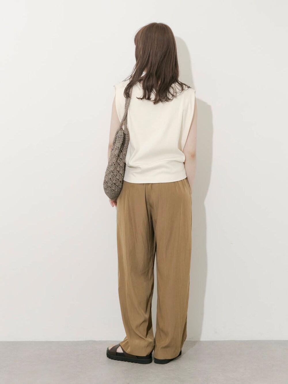 グレー系のトートバッグ、イエロー系のTシャツ/カットソー、ブラウン系のサンダルを着用したレディースの夏コーディネートの5枚目の写真