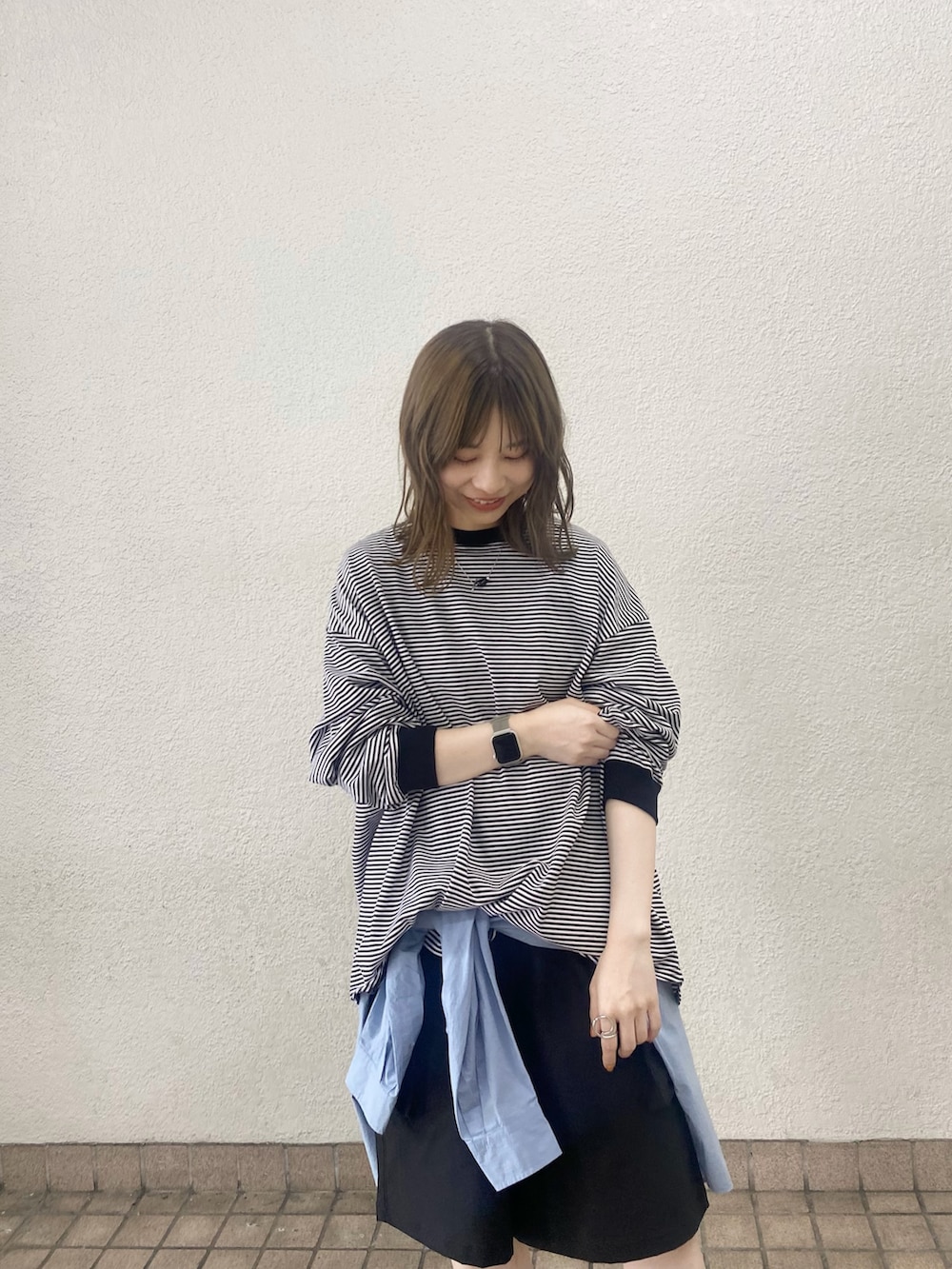 ブラック系のTシャツ/カットソー、ブルー系のシャツ/ブラウス、ブラック系のその他パンツを着用したレディースの秋コーディネートの3枚目の写真