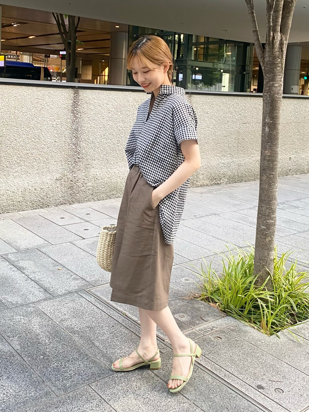 グリーン系のその他パンツ、その他のシャツ/ブラウス、ホワイト系のハンドバッグを着用したレディースの夏コーディネートの4枚目の写真