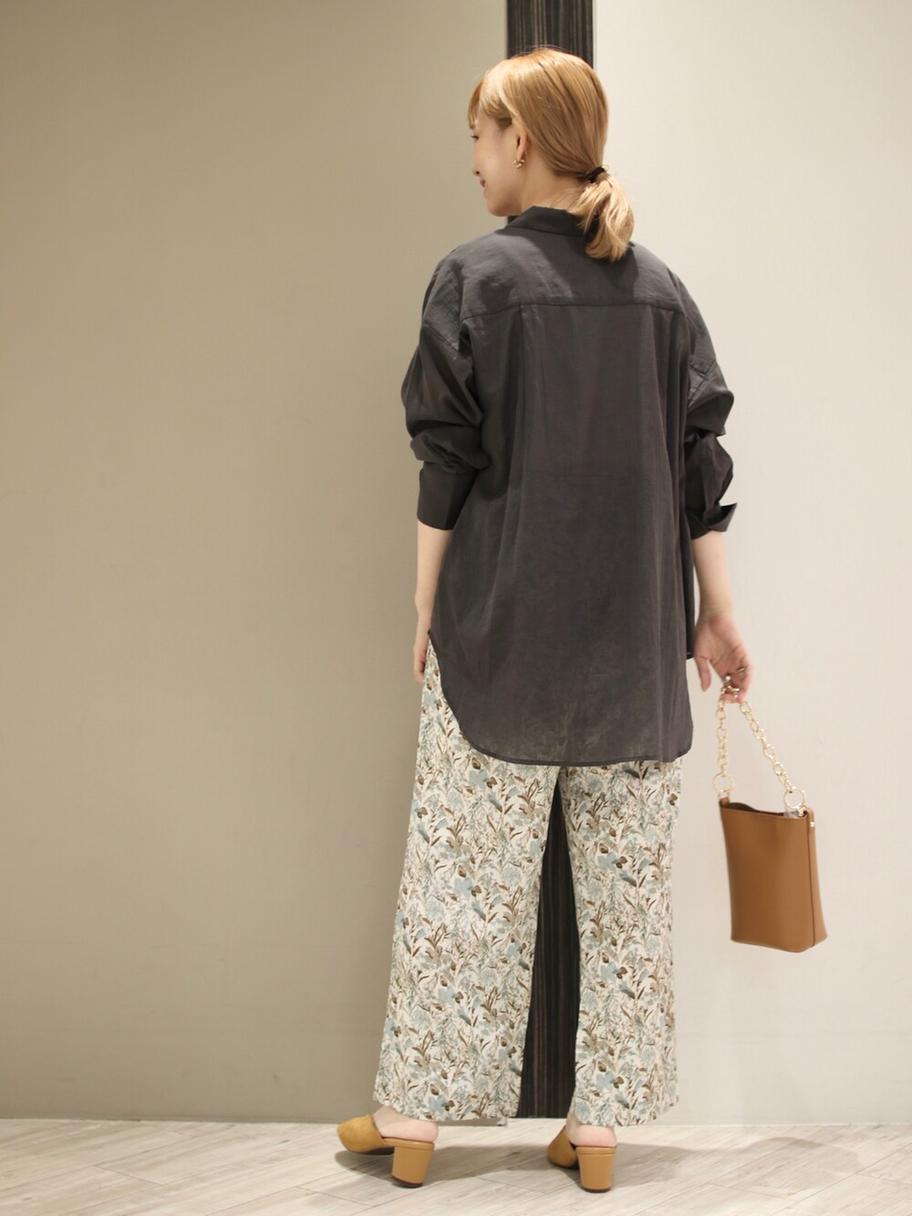 イエロー系のサンダル、ホワイト系のその他パンツ、イエロー系のショルダーバッグを着用したレディースの夏コーディネートの3枚目の写真